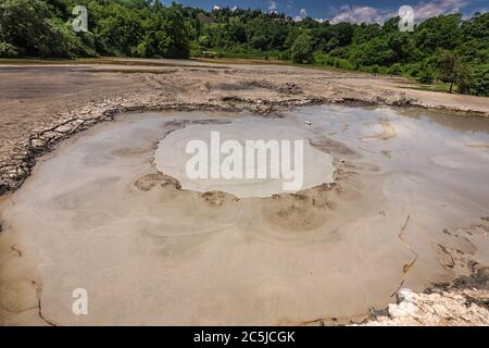 Piscine de boue bouillante dans les sources de soufre de Gurjaani près du parc Axtala, Géorgie. Banque D'Images