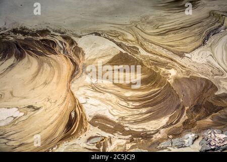 Piscine de boue bouillante dans les sources de soufre de Gurjaani près du parc Axtala, Géorgie. Banque D'Images