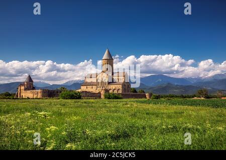 Vue panoramique sur le monastère alaverdi monastère géorgien orthodoxe de l'est dans la région de kakhetia. Banque D'Images