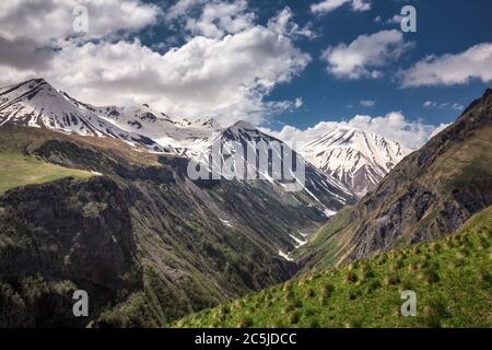 Vue magnifique sur la gorge de Truso Kazbegi quartier Mtskheta, Géorgie. Banque D'Images