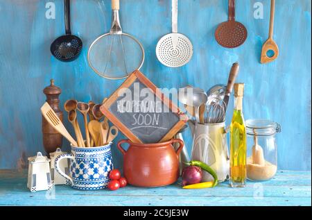 Exposition de restaurant, annonce de réouverture après le verrouillage de corona, cuisine, concept culinaire sur tableau noir. Ustensiles de cuisine et ingrédients alimentaires. Banque D'Images