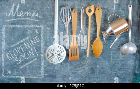 Exposition de restaurant, annonce de réouverture après le verrouillage de corona, cuisine, concept culinaire sur tableau noir. Espace de copie correct Banque D'Images