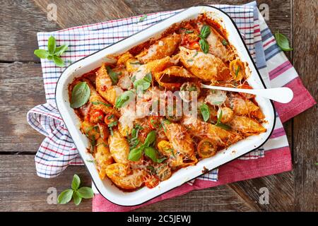 Pâtes en coquille, sauce tomate maison, cuites au parmesan Banque D'Images