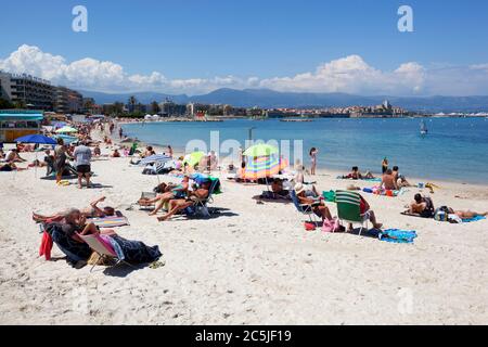 Vue sur la plage, Antibes, Provence-Alpes-Côte d'Azur, France, Europe Banque D'Images