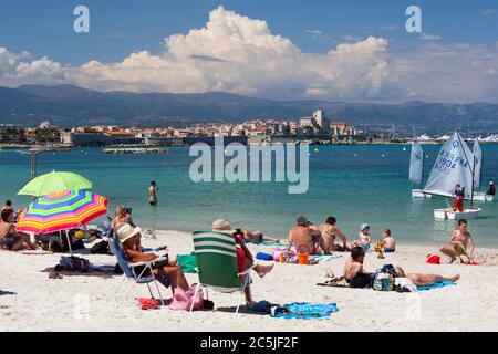 Vue sur la plage, Antibes, Provence-Alpes-Côte d'Azur, France, Europe Banque D'Images