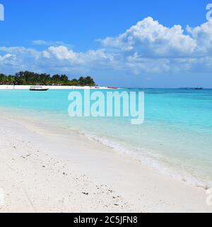 Plage de sable blanc, eau bleue transparente sur la plage de Kendwa, Zanzibar, Tanzanie, Afrique Banque D'Images