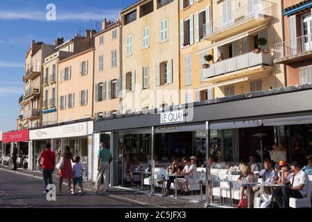 Cafés par port, Saint-Tropez, Var, Provence-Alpes-Côte d'Azur, France, Europe Banque D'Images