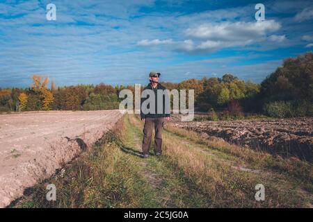 Homme sur la route de terre, vue le jour de l'automne Banque D'Images