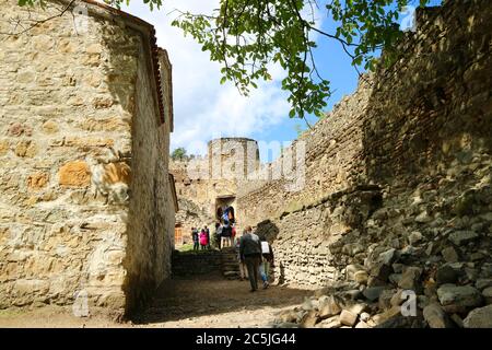 Groupe de visiteurs explorant les structures bien préservées à l'intérieur du complexe du château médiéval d'Ananuri, en Géorgie Banque D'Images