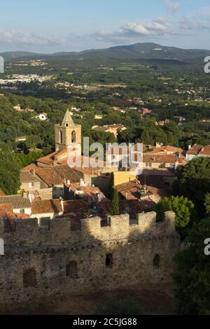 Vue sur le vieux village depuis le château, Grimaud, Var, Provence-Alpes-Côte d'Azur, France, Europe Banque D'Images