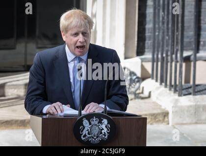 Le Premier ministre Boris Johnson prononce son premier discours en tant que Premier ministre à l’extérieur du no 10 Downing Street, Westminster, Londres, Royaume-Uni Banque D'Images