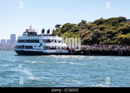 Vue sur l'île, depuis la ligne de croisière d'Alcatraz, chargement des passagers Banque D'Images