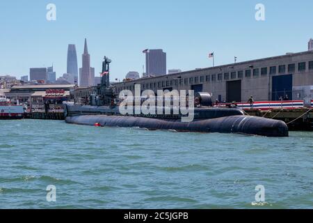 Vue sur l'exposition sous-marine USS Pampanito, Pier 39 Banque D'Images