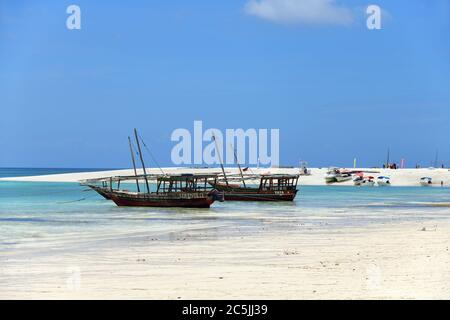 Zanzibar, Tanzanie - 4 octobre 2019 : bateaux de pêche traditionnels dhow amarrés à proximité de la rive de Kendwa à marée basse, Zanzibar, Tanzanie, Afrique Banque D'Images