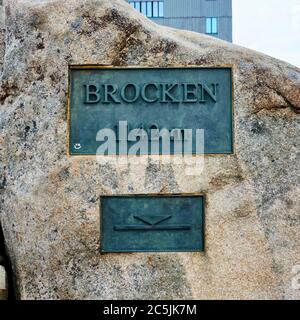 Plaque métallique sur le sommet du Brocken, la plus haute montagne du nord de l'Allemagne dans les montagnes du Harz Banque D'Images