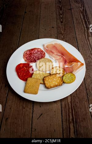 Assiette de charcuterie et biscuits salés Banque D'Images