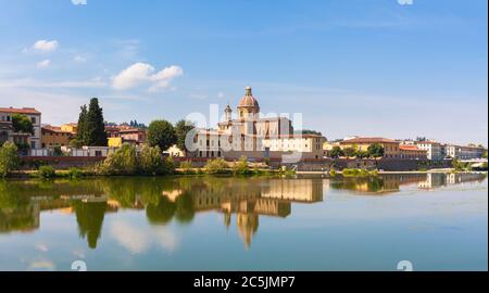 Se dressant sur les rives de l'Arno et regardant le reflet miroir de l'architecture de la Renaissance à Florence en Italie. Banque D'Images