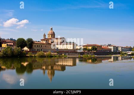 Se dressant sur les rives de l'Arno et regardant le reflet miroir de l'architecture de la Renaissance à Florence en Italie. Banque D'Images