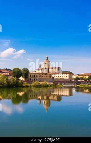 Se dressant sur les rives de l'Arno et regardant le reflet miroir de l'architecture de la Renaissance à Florence en Italie. Banque D'Images