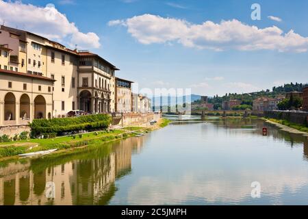 Se dressant sur les rives de l'Arno et regardant le reflet miroir de l'architecture de la Renaissance à Florence en Italie. Banque D'Images