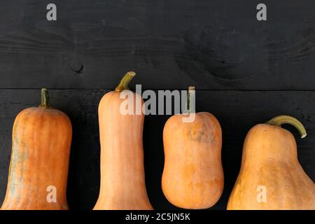 Le noyer cendré frapche des variétés sur fond de planches en bois noir Banque D'Images