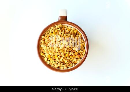 Grains de pollen d'abeille dans une tasse Banque D'Images