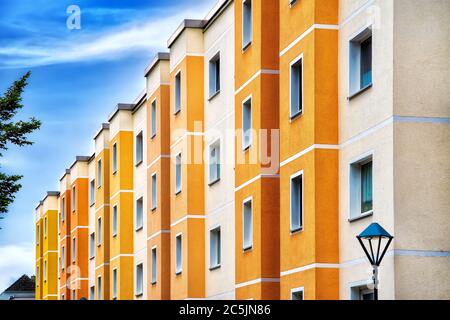 Maisons modernes colorées dans le centre-ville de Bernau près de Berlin, Allemagne Banque D'Images