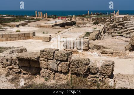 Israël, les ruines de Césarée Maritima dans le parc national de Césarée. La ville a été construite comme un port sur la mer Méditerranée par Hérode le Grand entre 22 et 15 av. J.-C. Banque D'Images