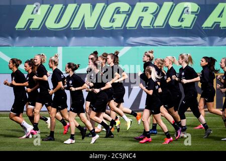 Cologne, Allemagne. 03ème juillet 2020. Football, femmes : DFB-Pokal, VfL Wolfsburg - SGS Essen, finale, finale. Les joueurs d'Essen à l'entraînement final. Crédit : Rolf Vennenbernd/dpa/Alay Live News Banque D'Images