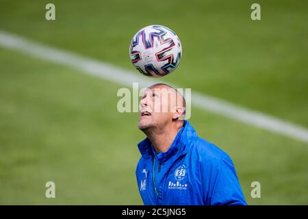 Cologne, Allemagne. 03ème juillet 2020. Football, femmes : DFB-Pokal, VfL Wolfsburg - SGS Essen, finale, finale. L'entraîneur d'Essen, Markus Högner, joue le ballon lors de l'entraînement final. Crédit : Rolf Vennenbernd/dpa/Alay Live News Banque D'Images