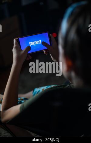 Bucarest, Roumanie - juin 25. 20202: Image un enfant jouant à Fortnite, un jeu d'Epic Games, sur un téléphone portable à Bucarest, Roumanie. Banque D'Images