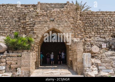 Israël, les ruines de Césarée Maritima dans le parc national de Césarée. La ville a été construite comme un port sur la mer Méditerranée par Hérode le Grand entre 22 et 15 av. J.-C. Banque D'Images