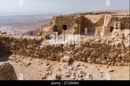 Israël, la résidence du commandant dans les ruines de la forteresse de Masada dans le désert judéen d'Israël. Le parc national de Masada est un site classé au patrimoine mondial de l'UNESCO. Avant d'être pris en charge par les rebelles juifs vers 68 A.D., il a été garanti par les troupes romaines. Banque D'Images