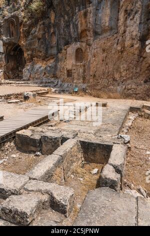 Israël, Césarée Philippi, réserve naturelle de Hermon Springs, la fondation du temple de Zeus dans les ruines du centre religieux gréco-romain de Panias à Césarée Philippi dans la réserve naturelle de Hermon Springs (Banyas), un parc national dans le nord d'Israël à la base du mont Hermon. En arrière-plan se trouvent les niches de la Cour de Pan et les nymphes. Banque D'Images