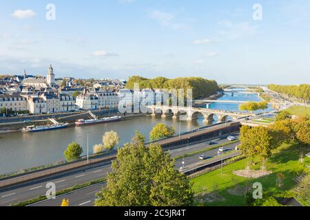 Vue panoramique depuis le château, Angers, Maine-et-Loire, France. Belle photo de jour du 'Pont de Verdun' (pont de Verdun), du fleuve Maine, etc Banque D'Images