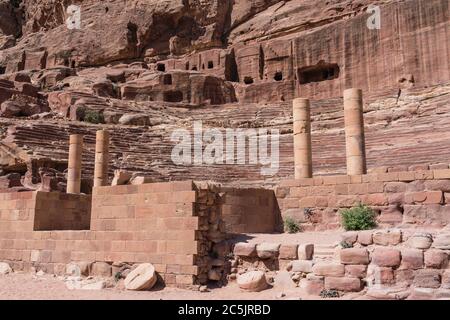 Colonnes de Jordanie, Petra, Pierre en face du théâtre sur la rue des façades de la ville nabatéenne de Petra dans le parc archéologique de Petra est un parc national jordanien et un site classé au patrimoine mondial de l'UNESCO. Banque D'Images