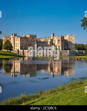 Vue de jour en été du château de Raby à Staindrop, comté de Durham, Angleterre, Royaume-Uni Banque D'Images