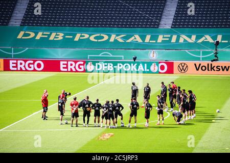 Berlin, Allemagne. 03ème juillet 2020. L'équipe en cercle lors d'un discours de l'entraîneur Hansi Flick (FCB). GES/Fußball/entraînement de 1. FC Bayern Munich avant la finale DFB-Pokal à Berlin, 03.07.2020 football: Session d'entraînement du FC Bayern Munich avant la finale de la coupe DFB à Berlin, 3 juillet 2020 | utilisation dans le monde crédit: dpa/Alay Live News Banque D'Images