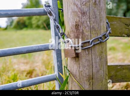 2 UNE chaîne et un cadenas fixant la porte d'un champ de moutons dans la campagne de Norfolk Banque D'Images