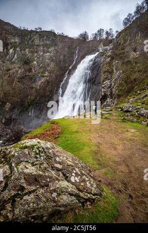 Aber Falls en pleine force pendant la tempête Jorge en 2020, au pays de Galles Banque D'Images