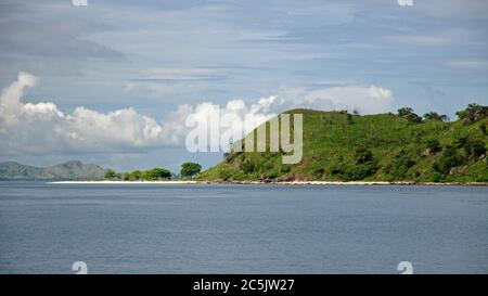 Collines verdoyantes près de l'île de Komodo. Îles de la petite Sunda. Indonésie Banque D'Images