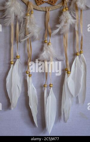 Gros plan de blanc Dream Catcher un petit cerceau blanc décoré de plumes et de perles. Banque D'Images