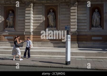 Avec 184 autres décès signalés au Royaume-Uni au cours des 24 dernières heures, soit un total de 43,414, les vieux amis ignorent les règles de verrouillage lorsqu'ils se saluent avec un câlin devant les statues de Gottfried Leibniz, Georges Cuvier et Carl Linnaeus, Et à côté d'un poste social à distance devant la Royal Academy sur Burlington Gardens, le 26 juin 2020, à Londres, en Angleterre. Les restrictions gouvernementales n'ont pas encore été assouplies lorsque la règle des 2 mètres doit être relâchée le 4 juillet pour « un mètre plus » et lorsque les galeries d'art comme la RA rouvrent. La réouverture des lieux dépendra de la progression du virus et de la qualité de son fonctionnement Banque D'Images