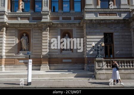 Avec 184 autres décès signalés au Royaume-Uni au cours des 24 dernières heures, soit un total de 43,414, les vieux amis ignorent les règles de verrouillage lorsqu'ils se saluent avec un câlin devant les statues de Gottfried Leibniz, Georges Cuvier et Carl Linnaeus, Et à côté d'un poste social à distance devant la Royal Academy sur Burlington Gardens, le 26 juin 2020, à Londres, en Angleterre. Les restrictions gouvernementales n'ont pas encore été assouplies lorsque la règle des 2 mètres doit être relâchée le 4 juillet pour « un mètre plus » et lorsque les galeries d'art comme la RA rouvrent. La réouverture des lieux dépendra de la progression du virus et de la qualité de son fonctionnement Banque D'Images