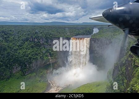 Chutes Kaieur sur la rivière Potaro, dans le parc national de Kaieteur, Guyana, Amérique du Sud. Plus grande cascade au monde en hauteur et en volume Banque D'Images