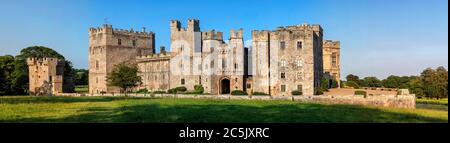 Vue de jour en été du château de Raby à Staindrop, comté de Durham, Angleterre, Royaume-Uni Banque D'Images