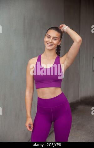 Portrait d'une jeune femme sportive avec leggings et soutien-gorge de sport Banque D'Images