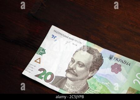 Argent ukrainien. Papier vingt notes hryvnia sur fond en bois. Argent comptant. Gros plan Banque D'Images