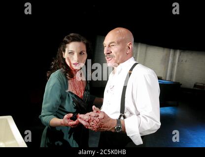 Kate Fleetwood (Lady Macbeth), Patrick Stewart (Macbeth) dans MACBETH par Shakespeare au Minerva Theatre, Chichester Festival Theatre, West Sussex, Angleterre 01/06/2007 design: Anthony Ward éclairage: Howard Harrison combats: Terry King réalisateur: Rupert Goold Banque D'Images