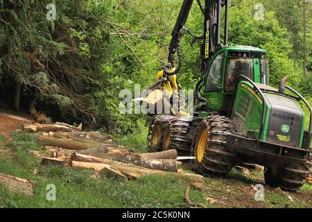 Machine forestière au travail dans les Chiltern Hills en Angleterre Banque D'Images